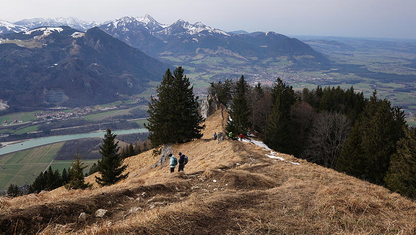 Auf den letzten Metern hinauf zum Heuberg kann es durchaus etwas windig werden. Auf den letzten Metern hinauf zum Heuberg kann es durchaus etwas windig werden.