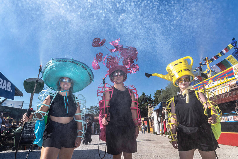 Das „Wassereinsatz-Trio“ (WET) sorgte mit Sprühverneblern auf dem Festivalgelände für Abkühlung. Das „Wassereinsatz-Trio“ (WET) sorgte mit Sprühverneblern auf dem Festivalgelände für Abkühlung.