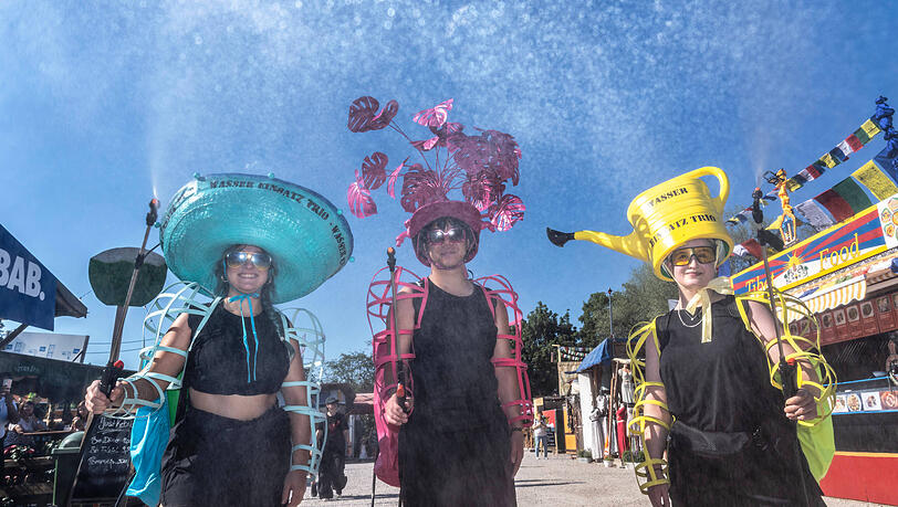 Das „Wassereinsatz-Trio“ (WET) sorgte mit Sprühverneblern auf dem Festivalgelände für Abkühlung. Das „Wassereinsatz-Trio“ (WET) sorgte mit Sprühverneblern auf dem Festivalgelände für Abkühlung.