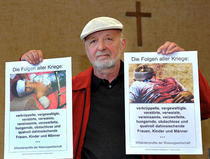 Vor Gericht: Der Aktionskünstler Wolfram Kastner zeigt die Bilder von schwer verletzten Kriegsopfern.