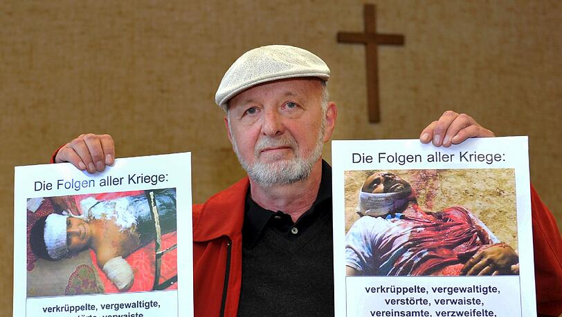 Vor Gericht: Der Aktionskünstler Wolfram Kastner zeigt die Bilder von schwer verletzten Kriegsopfern. Vor Gericht: Der Aktionskünstler Wolfram Kastner zeigt die Bilder von schwer verletzten Kriegsopfern.