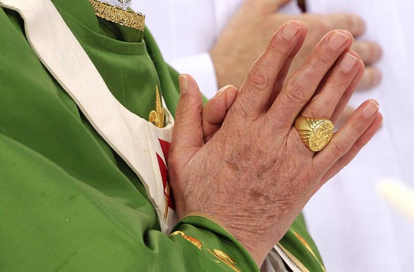 Der Fischerring des Papstes wird nach seinem Rücktritt zerschlagen. Früher hat der Papst mit diesem Ring wichtige Dokumente versiegelt.