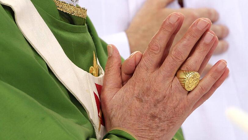Der Fischerring des Papstes wird nach seinem Rücktritt zerschlagen. Früher hat der Papst mit diesem Ring wichtige Dokumente versiegelt. Der Fischerring des Papstes wird nach seinem Rücktritt zerschlagen. Früher hat der Papst mit diesem Ring wichtige Dokumente versiegelt.