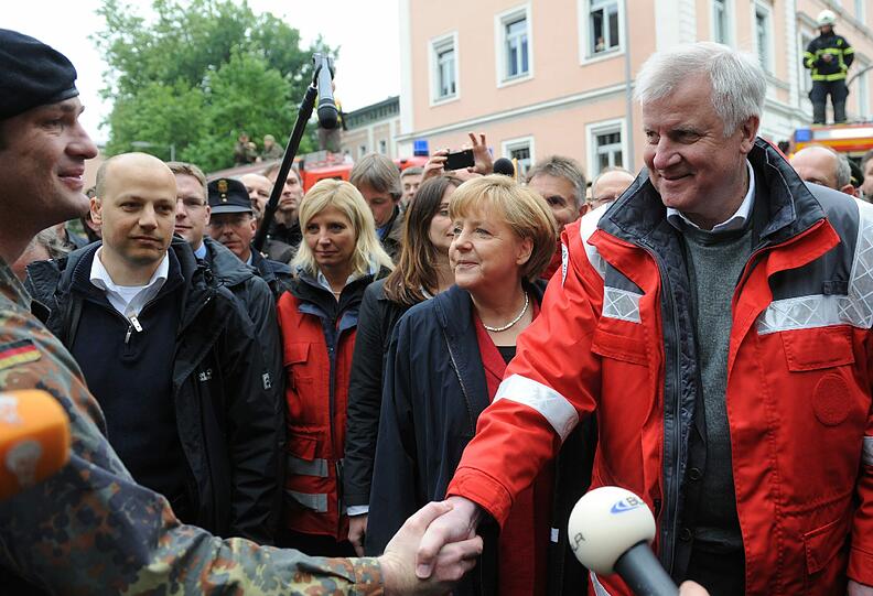 Angela Merkel (CDU) und Horst Seehofer (CSU) besuchen das überflutete Passau. Den Hochwasser-Opfern wurde schnelle Hilfe zugesichert.