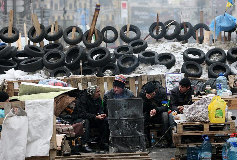 03. Dezember 2013 Im ukrainischen Parlament scheitert ein Misstrauensantrag gegen die Regierung von Präsident Viktor Janukowitsch. In Kiew halten die proeuropäischen Massenproteste an. Der Präsident hatte auf Druck von Moskau einen Partnerschaftsvertrag mit der EU verweigert.