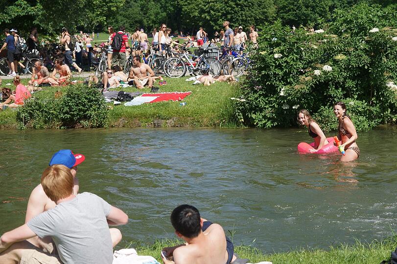 Der Sommer ist da und Münchens Bürger stürmen in den Englischen Garten! Sehen Sie hier die Bilder!