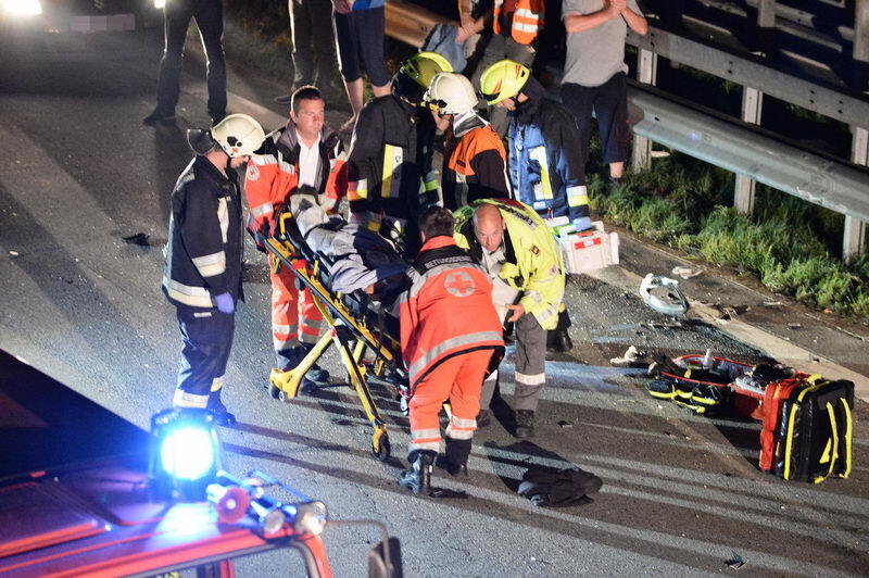 Unfall-Drama auf der A8 bei Grabenstätt: Eine französische Familie kracht mit ihrem Auto in ein Pannen-Auto. Bei dem Crash entsteht ein Trümmerfeld mit einer Länge von 300 Metern. Die Insassen kommen in die Klinik. Die Bilder...