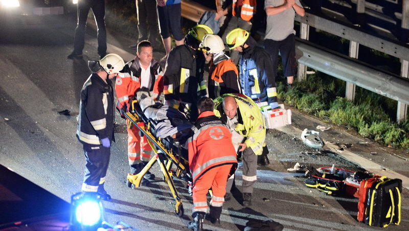 Unfall-Drama auf der A8 bei Grabenstätt: Eine französische Familie kracht mit ihrem Auto in ein Pannen-Auto. Bei dem Crash entsteht ein Trümmerfeld mit einer Länge von 300 Metern. Die Insassen kommen in die Klinik. Die Bilder... Unfall-Drama auf der A8 bei Grabenstätt: Eine französische Familie kracht mit ihrem Auto in ein Pannen-Auto. Bei dem Crash entsteht ein Trümmerfeld mit einer Länge von 300 Metern. Die Insassen kommen in die Klinik. Die Bilder...