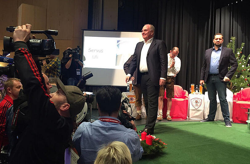 Wieder-Präsident Uli Hoeneß war zu Gast im Fichtelgebirge beim Fanclub Röslau e.V. in Wunsiedel, der damit das große Los gezogen hatte.