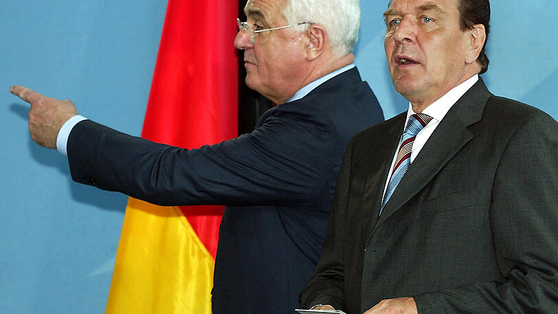 Das haben viele Wähler der SPD nie ganz verziehen: Peter Hartz überreicht dem damaligen Bundeskanzler Gerhard Schröder die Vorschläge der Hartz-Kommission.