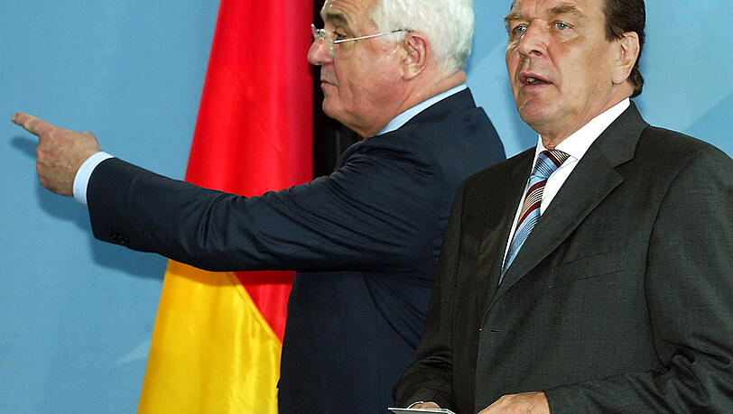 Das haben viele Wähler der SPD nie ganz verziehen: Peter Hartz überreicht dem damaligen Bundeskanzler Gerhard Schröder die Vorschläge der Hartz-Kommission. Das haben viele Wähler der SPD nie ganz verziehen: Peter Hartz überreicht dem damaligen Bundeskanzler Gerhard Schröder die Vorschläge der Hartz-Kommission.