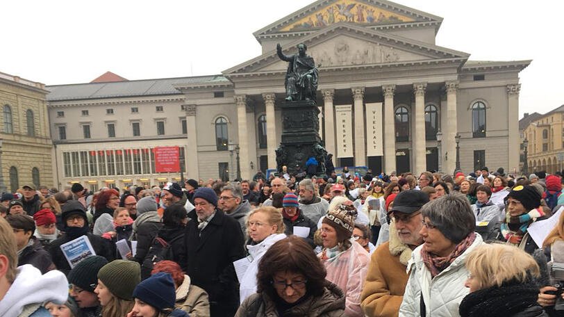 Auftakt zur Anti-Pegida-Demo vor der Staatsoper.