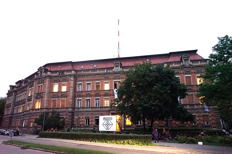 Am Wochenende tummeln sich in diesem Haus in der Maxvorstadt Künstler und Feiernde bei der Zwischennutzung "5000 Zimmer".