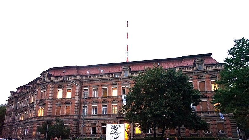 Am Wochenende tummeln sich in diesem Haus in der Maxvorstadt Künstler und Feiernde bei der Zwischennutzung "5000 Zimmer". Am Wochenende tummeln sich in diesem Haus in der Maxvorstadt Künstler und Feiernde bei der Zwischennutzung "5000 Zimmer".