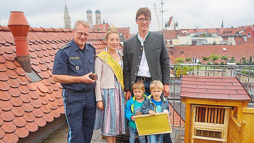 Dienststellenleiter Peter Hartwich, Honigkönigin Katharina I. und Jürgen Brandl mit seinen Söhnen.