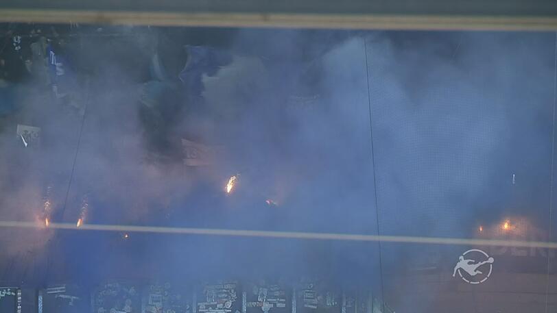Teile der Fans des TSV 1860 zündeten vor dem Anpfiff der Partie bei Hansa Rostock am Samstag Pyrotechnik.
