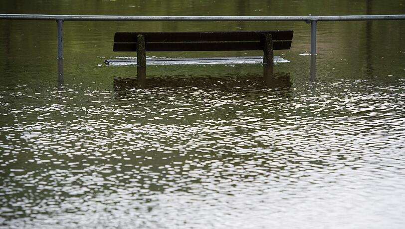 Auch in Bayern sind wegen des Dauerregens aktuell viele Flüsse und Seen über die Ufer getreten, so wie in dieser Woche im Landkreis Kulmbach. Auch in Bayern sind wegen des Dauerregens aktuell viele Flüsse und Seen über die Ufer getreten, so wie in dieser Woche im Landkreis Kulmbach.