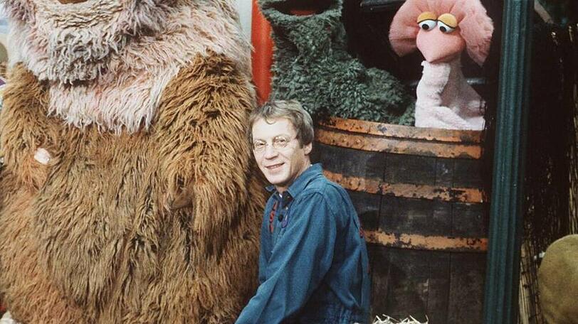 Schauspieler Gernot Endemann inmitten der "Sesamstraße"-Kultfiguren (1991)