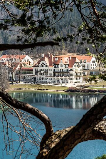 Mit Blick auf den Alpsee, umgeben von Wäldern und einem außergewöhnlichen Gebirgspanorama, verschmelzen Natur und Kultur in diesem Haus auf einzigartige Weise mit dem Esprit von AMERON.