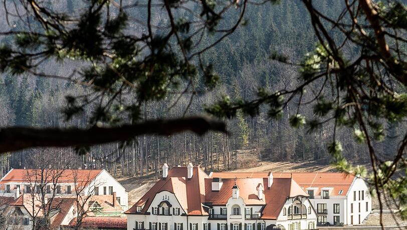 Mit Blick auf den Alpsee, umgeben von Wäldern und einem außergewöhnlichen Gebirgspanorama, verschmelzen Natur und Kultur in diesem Haus auf einzigartige Weise mit dem Esprit von AMERON. Mit Blick auf den Alpsee, umgeben von Wäldern und einem außergewöhnlichen Gebirgspanorama, verschmelzen Natur und Kultur in diesem Haus auf einzigartige Weise mit dem Esprit von AMERON.