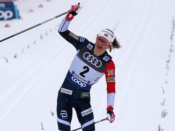 Ingvild Flugstad Östberg aus Norwegen jubelt im Ziel über den Sieg. Foto: Karl-Josef Hildenbrand