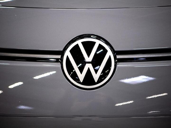 Das Logo von VW steckt am Elektroauto ID.3. Volkswagen will im Markt für E-Autos zum Weltmarktführer werden und damit Konkurrenten wie den US-Konzern Tesla abhängen.