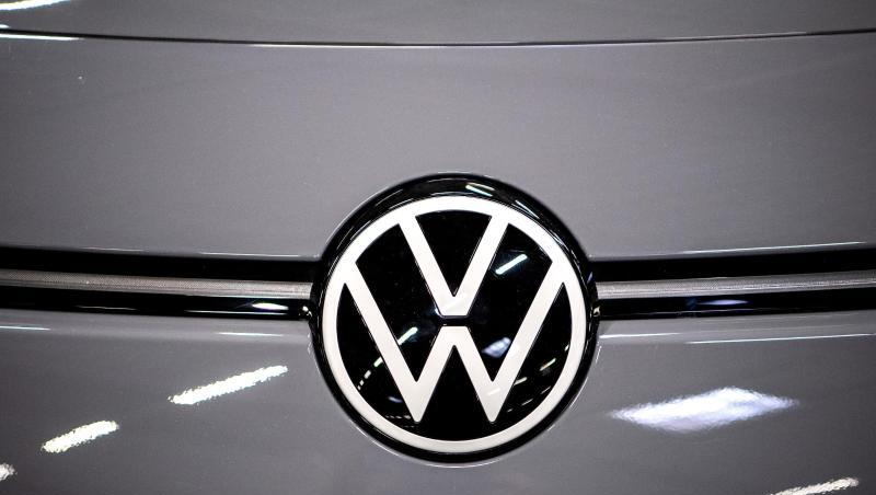 Das Logo von VW steckt am Elektroauto ID.3. Volkswagen will im Markt für E-Autos zum Weltmarktführer werden und damit Konkurrenten wie den US-Konzern Tesla abhängen. Das Logo von VW steckt am Elektroauto ID.3. Volkswagen will im Markt für E-Autos zum Weltmarktführer werden und damit Konkurrenten wie den US-Konzern Tesla abhängen.