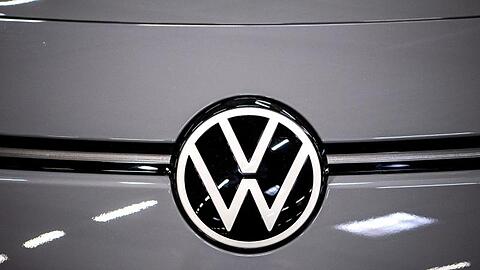 Das Logo von VW steckt am Elektroauto ID.3. Volkswagen will im Markt für E-Autos zum Weltmarktführer werden und damit Konkurrenten wie den US-Konzern Tesla abhängen.