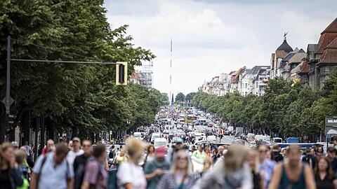 Teilnehmer einer Demonstration gegen die Corona-Maßnahmen in Berlin.