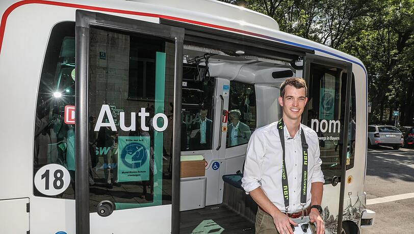 Noch ruckelt die Technik: Stefan Kretzschmar fährt als Operator mit und lenkt von Hand, wenn der autonome Bus nicht weiterkommt. Noch ruckelt die Technik: Stefan Kretzschmar fährt als Operator mit und lenkt von Hand, wenn der autonome Bus nicht weiterkommt.