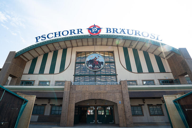 Das Bräurosl-Festzelt lädt von außen schon zum Feiern ein.