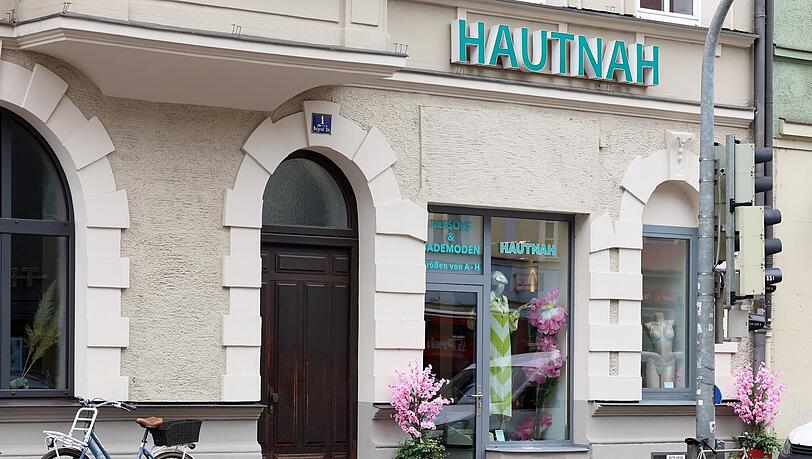 Von außen eher unscheinbar. Aber drinnen bei „Hautnah“ finden sich 5000 Bikinis, ebensoviele Badeanzüge, Badehosen und Dessous. Von außen eher unscheinbar. Aber drinnen bei „Hautnah“ finden sich 5000 Bikinis, ebensoviele Badeanzüge, Badehosen und Dessous.