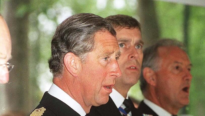 K&ouml;nig Charles III. (li.) und sein j&uuml;ngerer Bruder Andrew Mountbatten-Windsor im Jahr 2006 - damals beide noch offiziell Prinzen.
