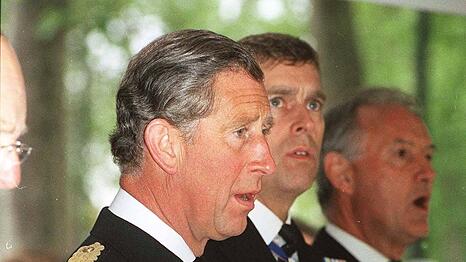 K&ouml;nig Charles III. (li.) und sein j&uuml;ngerer Bruder Andrew Mountbatten-Windsor im Jahr 2006 - damals beide noch offiziell Prinzen.