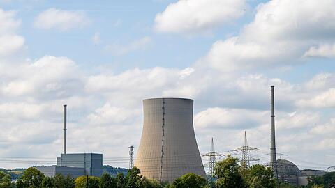 Das seit 2023 stillgelegte Kernkraftwerk Isar 2 befindet sich im R&uuml;ckbau. (Archivbild)