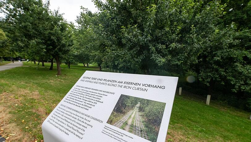 Infotafeln machen auf seltene Tier- und Pflanzenarten aufmerksam. Infotafeln machen auf seltene Tier- und Pflanzenarten aufmerksam.