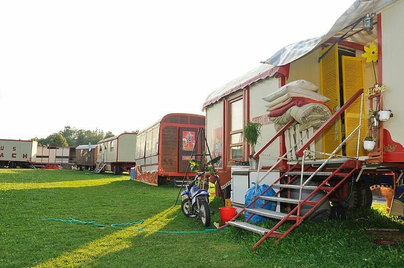 Seit Wochen besetzt der Zirkus den Festplatz in Hausen. Nun will die Gemeinde eine einstweilige Verfügung.