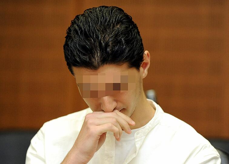 Der von islamistischer Propaganda aufgehetzte Todesschütze vom Frankfurter Flughafen soll nach dem Willen der Bundesanwaltschaft lebenslang ins Gefängnis. Die Bilder vom Prozess!