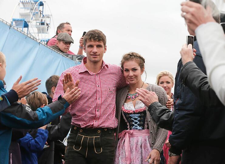 Thomas Müller mit seiner Frau Lisa