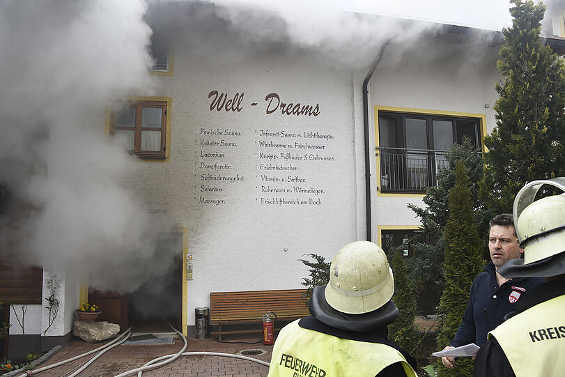 Bei dem Hotelbrand in Glonn wurden neun Menschen verletzt.