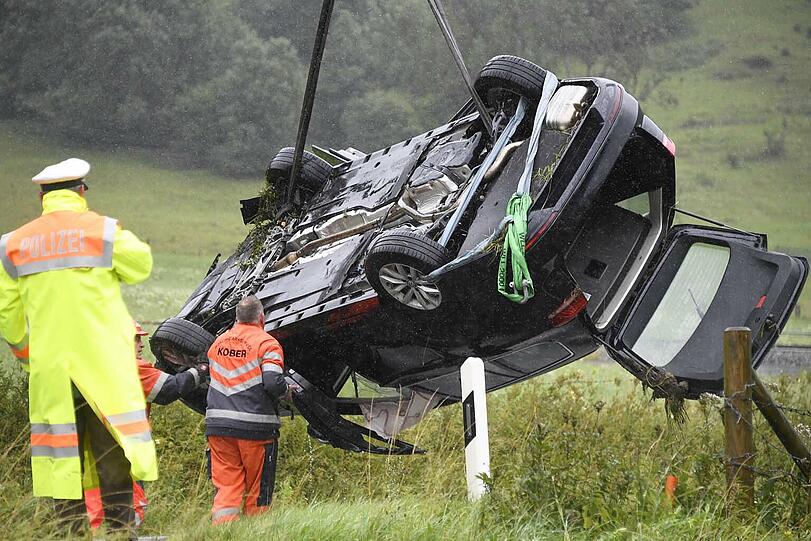 Bei Bayerischzell am Schliersee landet ein Passat kopfüber in einem stark überfluteten Bach. Der Fahrer kann in letzter Sekunde gerettet werden. Die Bilder des Unfalls.