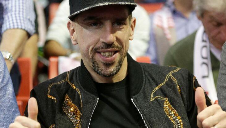 Daumen hoch: Franck Ribéry beim Spiel der Bayern-Basketballer gegen Bamberg. Daumen hoch: Franck Ribéry beim Spiel der Bayern-Basketballer gegen Bamberg.