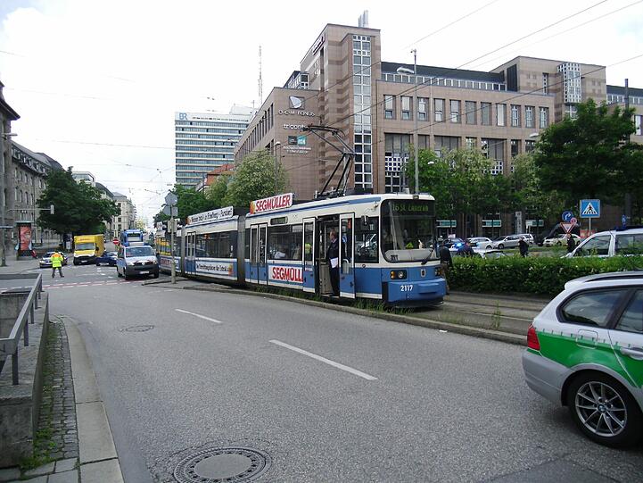 Trambahn-Unfall am Hauptbahnhof: Ein etwa 50-jähriger Mann ist vor den Zug gerannt und dabei schwer verletzt worden. Die Bilder