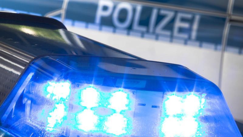 Ein Blaulicht leuchtet auf dem Dach eines Polizeiwagens. Foto: Friso Gentsch/dpa/Symbolbild Ein Blaulicht leuchtet auf dem Dach eines Polizeiwagens. Foto: Friso Gentsch/dpa/Symbolbild
