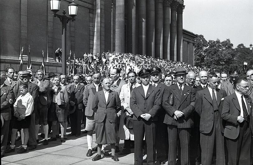 Zuschauer einer NS-Veranstaltung vor der Glyptothek
