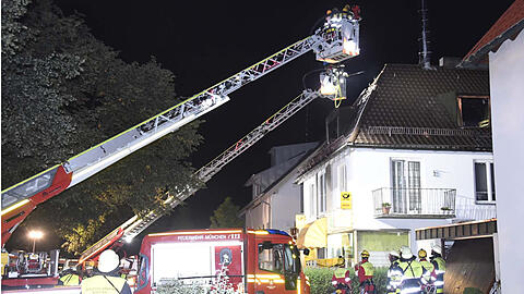Die Löscharbeiten dauerten die ganze Nacht, zwei Drehleitern waren im Einsatz.