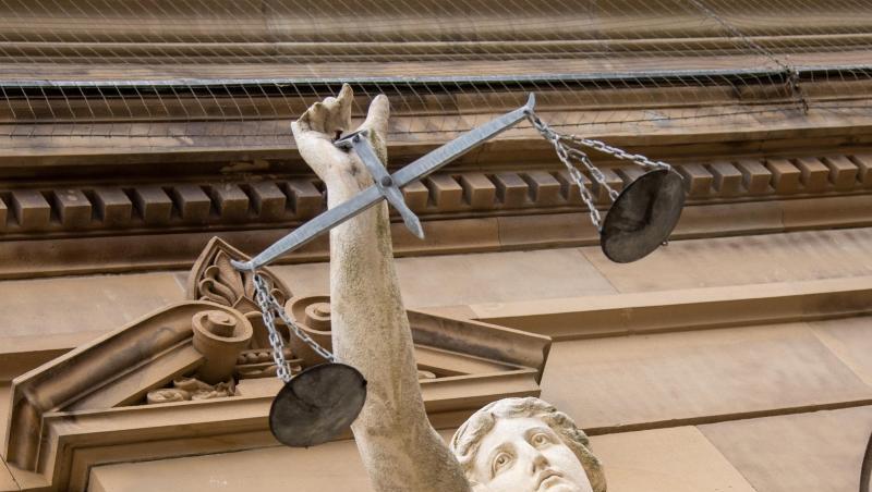 Vor einem Gericht hält eine Statue der Justitia eine Waage in der Hand. Foto: Stefan Puchner/dpa/Archivbild Vor einem Gericht hält eine Statue der Justitia eine Waage in der Hand. Foto: Stefan Puchner/dpa/Archivbild