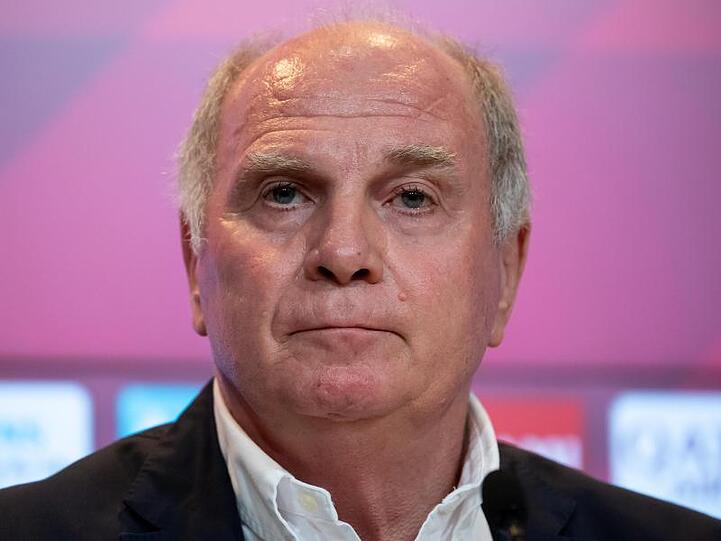 Uli Hoeneß steht vor einem pink-lila farbigen Hintergrund. Foto: Sven Hoppe/Archiv
