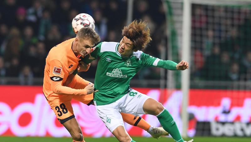 Werders Yuya Osako (r) kämpft gegen Hoffenheims Stefan Posch um den Ball.