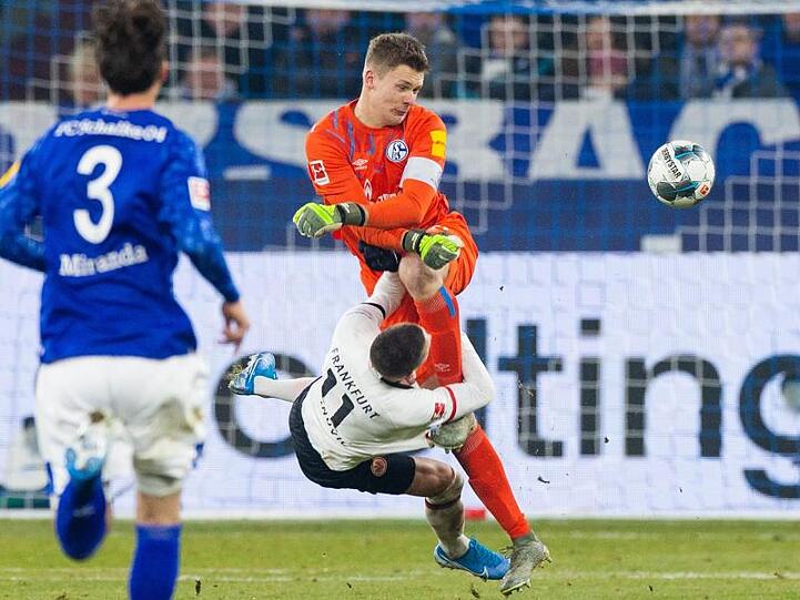 Schalkes Torwart Alexander Nübel (r) foult Mijat Gacinovic (M) von Eintracht Frankfurt.